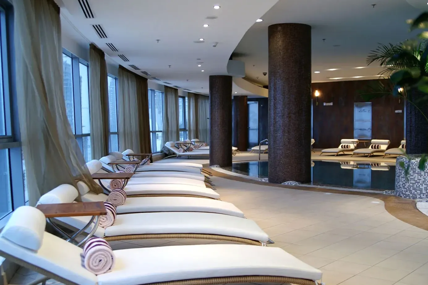 Spa luxueux avec piscine intérieure et ambiance zen